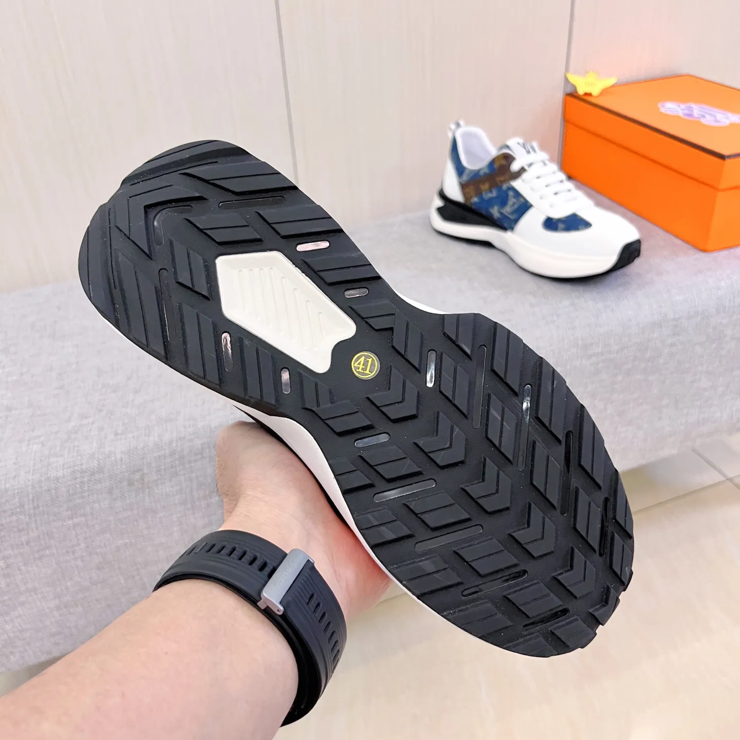 🚘🚘Factory batch 460 men's shoes💰[LV]🔥Louis Vuitton high-end men's shoes brand official website 1:1 latest masterpiece: the upper is made of Italian imported first-layer cowhide with a comfortable and breathable lining➕original non-slip and wear-resistant outsole🔥, making walking more convenient and comfortable! An exclusive new model, a stunning work, a beautiful 1:1 replica [color] compared to the official quality! Create a fashionable personality to set off your uniqueness! A must-have for trendy men! Classic 🔥Size: 38-44 Color: 🔥 2⃣️colors available🔥.